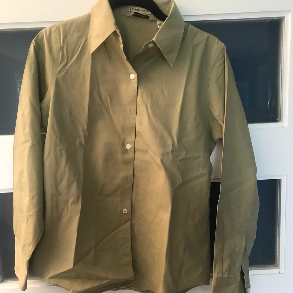 Eddie Bauer wrinkle resistant long sleeve button